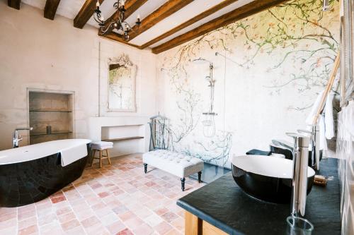 BlaisonManoir de Jouralem的一间带大浴缸和水槽的浴室