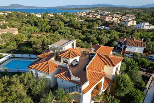 奥尔比亚Antica Isola的享有带游泳池的房屋的空中景致
