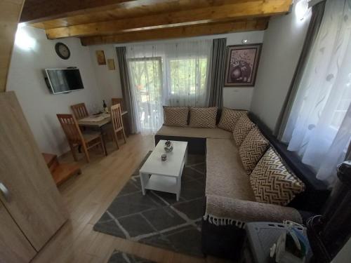 普卢日内Apartman Stević的客厅配有沙发和桌子