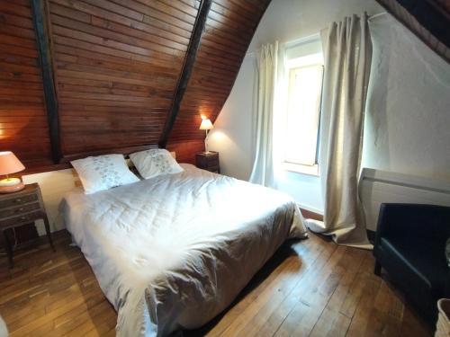 内维兹Chaumière typique proche plage 1-4pers Ty Plouz的一间卧室设有一张大床和一个窗户。