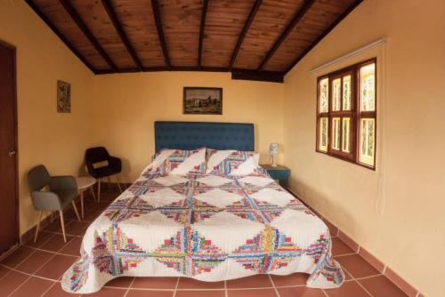贾丁La Divina Providencia的一间卧室配有床,床上装有被子