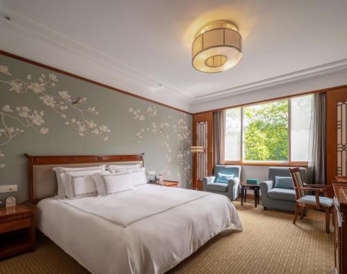 杭州西湖国宾馆客房内的一张或多张床位