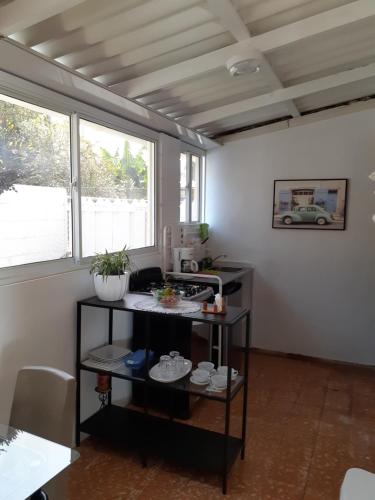 哈拉瓦科阿Apartamento Hogareño的一个带桌子和窗户的小厨房