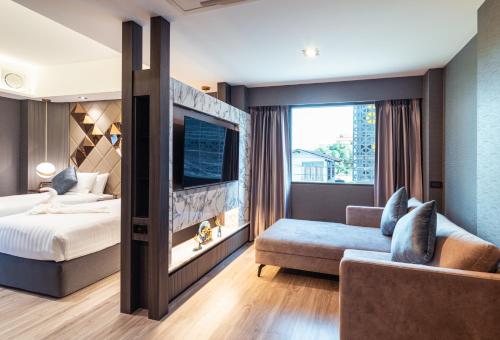 曼谷The One Smart Living的酒店客房,配有床和沙发