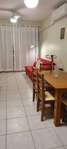 里约热内卢RECREIO - Alberto Sabin的客厅配有桌子和沙发