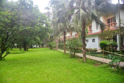 索拉哈奇旺天堂酒店的建筑前的绿色庭院