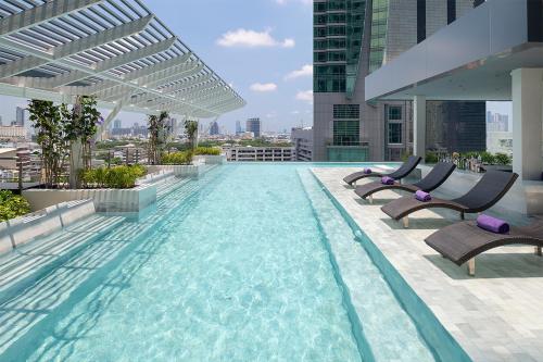 曼谷Mode Sathorn Hotel - SHA Extra Plus的建筑物屋顶上的游泳池
