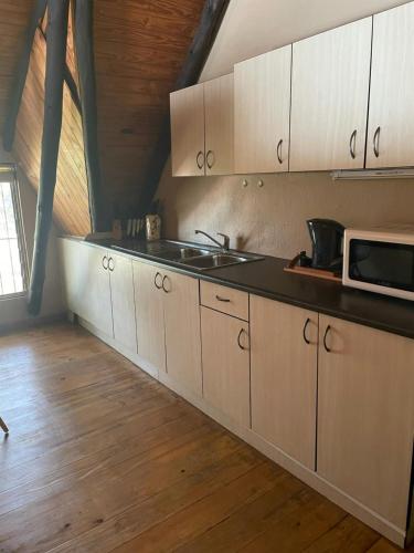 比勒陀利亚Gerty's的厨房配有白色橱柜和台面