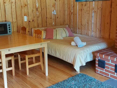 Valma瓦纳萨纳旅馆的一间卧室配有一张床、一张桌子和一张书桌