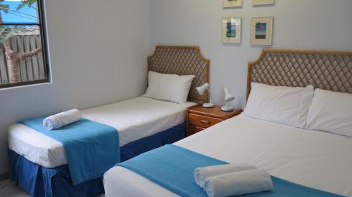 阿卡狄亚Magnetic Shores Unit 2的一间卧室设有两张床和窗户。