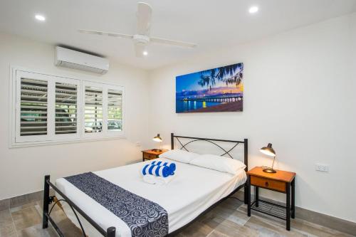 阿卡狄亚Island View Unit 2的一间卧室配有一张床、两盏灯和一个窗户。