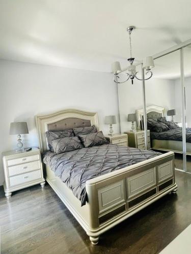 雅西Copou Residence的一间卧室设有一张大床和两个床头柜