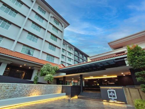 峇六拜Raia Inn Penang的酒店外观的 ⁇ 染