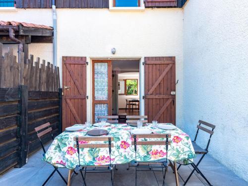 拉卡诺奥肯Holiday Home Les Landaises-9 by Interhome的庭院里配有桌椅和桌布