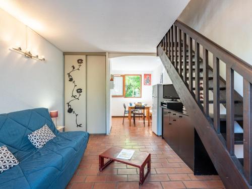 拉卡诺奥肯Holiday Home Les Landaises-9 by Interhome的客厅设有蓝色的沙发和楼梯。