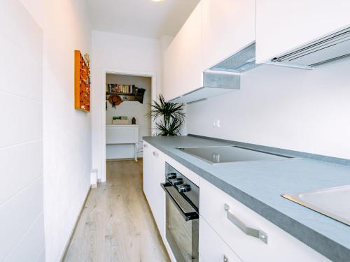 卡尔切拉尼卡阿拉戈Holiday Home Villetta ai Pini-2 by Interhome的厨房配有白色橱柜和水槽
