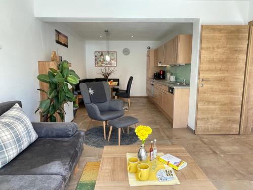 奥贝劳Apartment Sonnseit Living - WIL220 by Interhome的客厅配有沙发和桌子