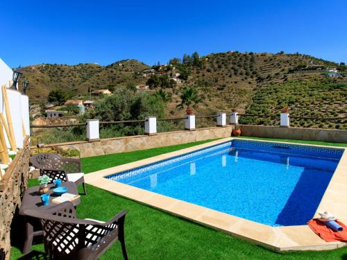 托罗克斯Holiday Home Villa Miradri by Interhome的一座房子的院子内的游泳池