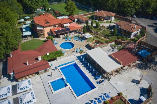 SlivekКъща за гости "Там край реката "的享有带游泳池的房屋的空中景致
