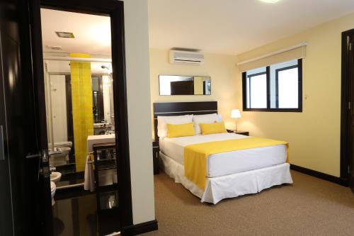蒙得维的亚海港市场酒店的一间酒店客房 - 带一张床和一间浴室