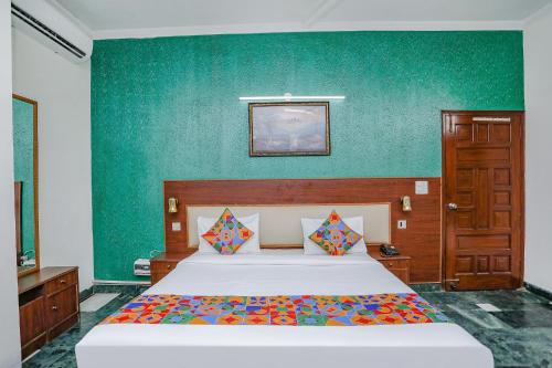 古尔冈FabExpress Primero I的一间卧室设有一张床和绿色的墙壁