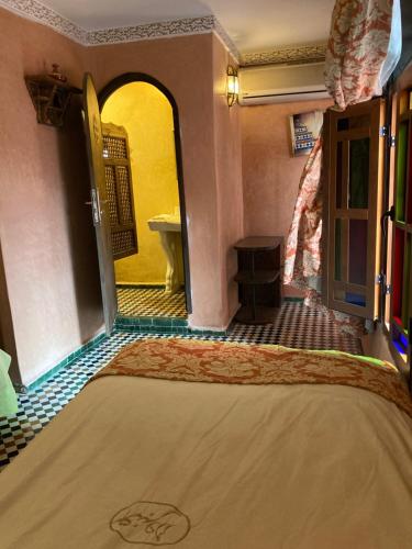 非斯达尔安妮巴旅馆的客房设有一张床和一间浴室。