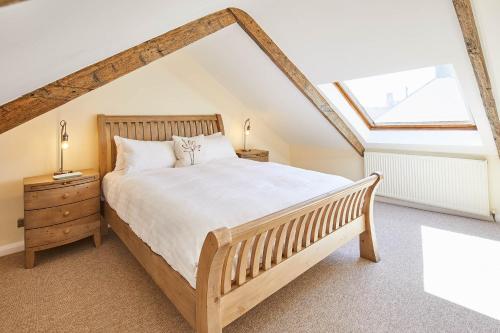Holy IslandHost & Stay - Eden Cottage的一间卧室设有一张大床和天窗