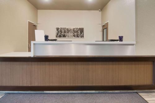 达拉斯MainStay Suites Dallas Northwest - Irving的大楼内带前台柜台的等候室