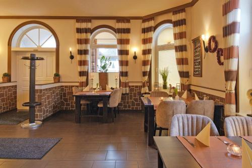 格斯塔特荷斯坦霍夫餐厅公寓的餐厅设有桌椅和2扇窗户。
