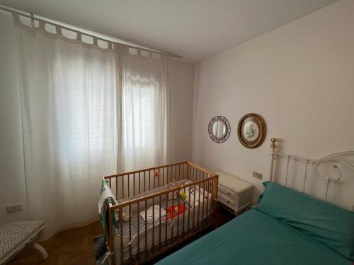 桑亨霍Playa Panadeira的一间卧室设有一张婴儿床和一扇窗户。