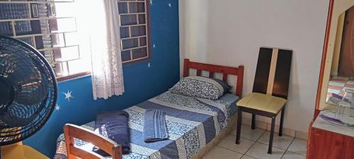 圣若泽杜斯坎普斯Morada BemTeVi Guest House的一间带一张床和风扇的小卧室