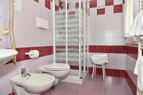 科马诺泰梅Hotel Bel Sit的带淋浴、卫生间和盥洗盆的浴室