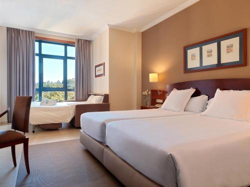 波多诺伏加拉蒂亚Spa酒店的酒店客房设有两张床和窗户。