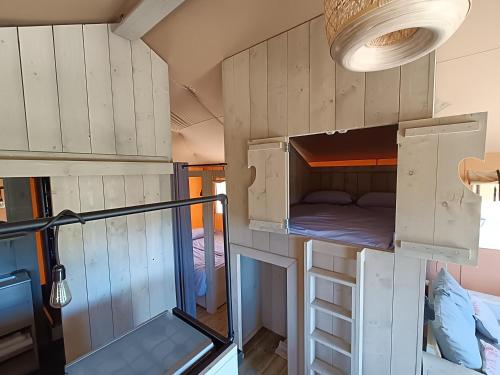 CollevilleTente Cottage (6p) Fécamp Etretat的小型客房设有双层床和阳台。