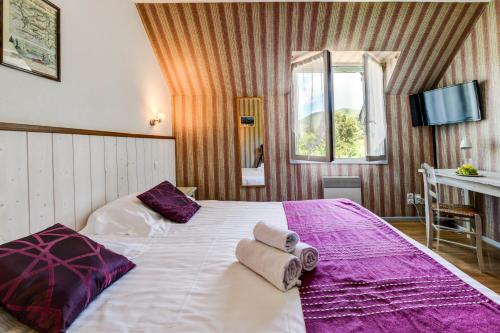 蒙特雷阿伯格莱塔布尔酒店的一间卧室配有一张大床和毛巾