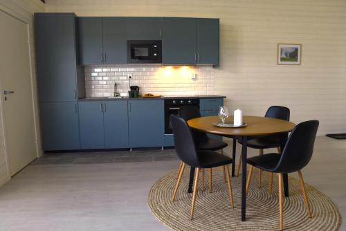 KodeKungälv-Kode Golf Club Apartments的一间厨房,里面配有桌椅
