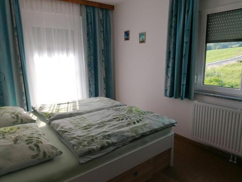 滨湖施图本贝格FEWO an der Brücke的一间小卧室,配有一张带窗户的床