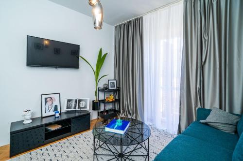 默克斯卡Apartment House of Artichoke with amazing sea view, Dubrovnik的客厅配有蓝色的沙发和电视