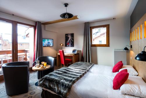 欧特吕斯拉格朗日威望莱斯迪绿宝石公寓式酒店的酒店客房带一张床、一张桌子和椅子