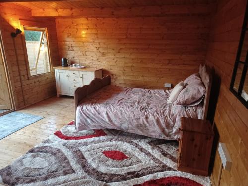 巴斯Norwell view farm glamping with hot tubs的小木屋内一间卧室,配有一张床