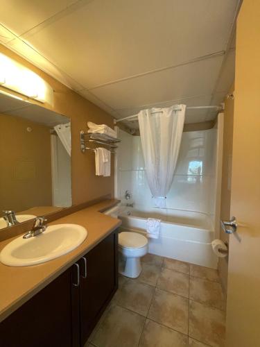 富兰克林套房酒店 的一间浴室