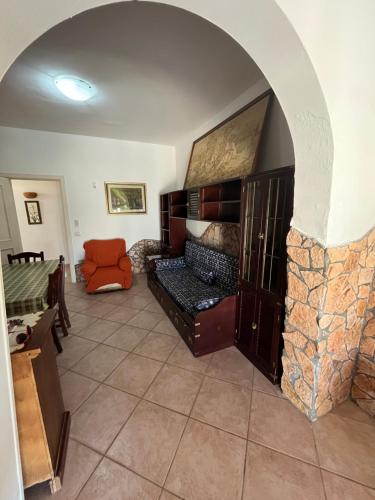 圣伊西多罗Villa Grandioso的带沙发和石制壁炉的客厅