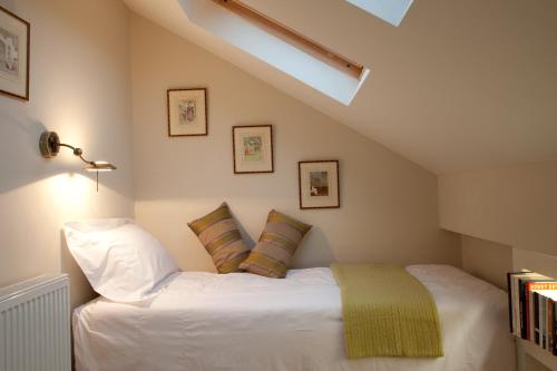 瓦伊河畔海伊Hay Retreats的一间卧室配有带白色床单和枕头的床。