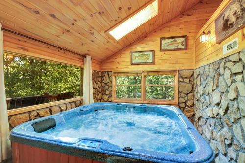 蓝岭Bear Cloud的小木屋内的按摩浴缸