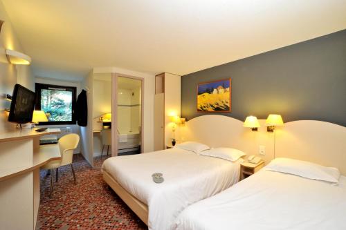 基里亚德安内西克朗杰维耶酒店客房内的一张或多张床位