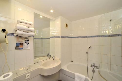 安锡基里亚德安内西克朗杰维耶酒店的白色的浴室设有浴缸、水槽和浴缸。