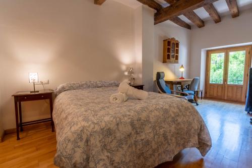 昆卡Peralta Zapatería的卧室配有一张床、一张桌子和椅子