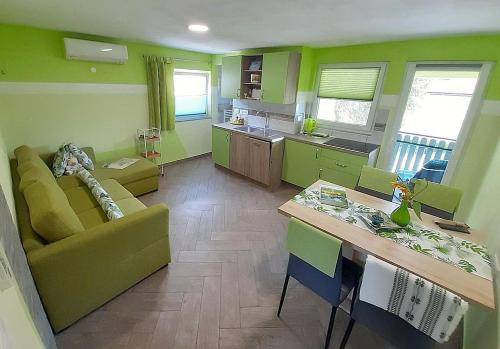科巴里德Hiša Planica的厨房以及带沙发和桌子的客厅。