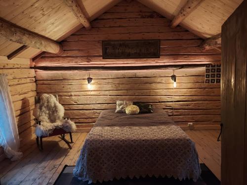 HattfjelldalVillmarksgård camping的小木屋内一间卧室,配有一张床
