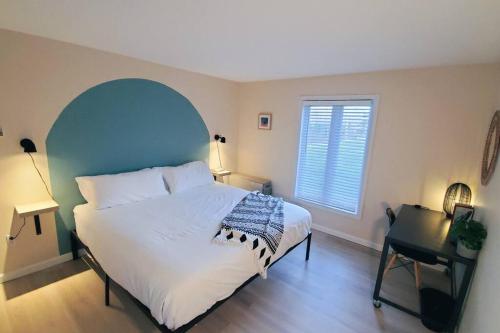 East BurkeBurke Abode - Trailside Condo with King & Full Beds的卧室设有一张白色大床和一扇窗户。